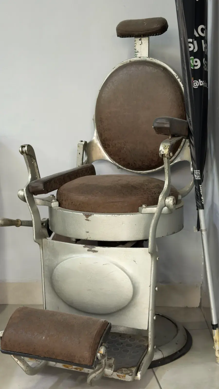 Cadeira de barbeiro antiga herdada do avô de João Quintana